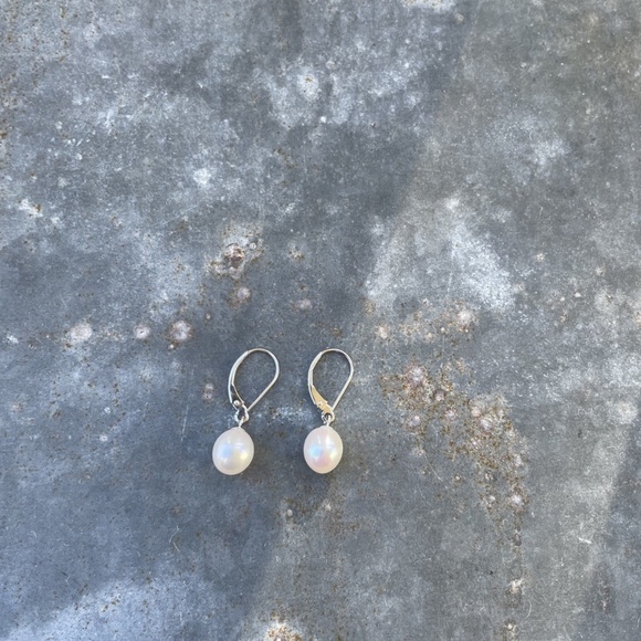 14k White Gold stamped Leverback 7mm Pearl Earrings - Picture 2 of 6